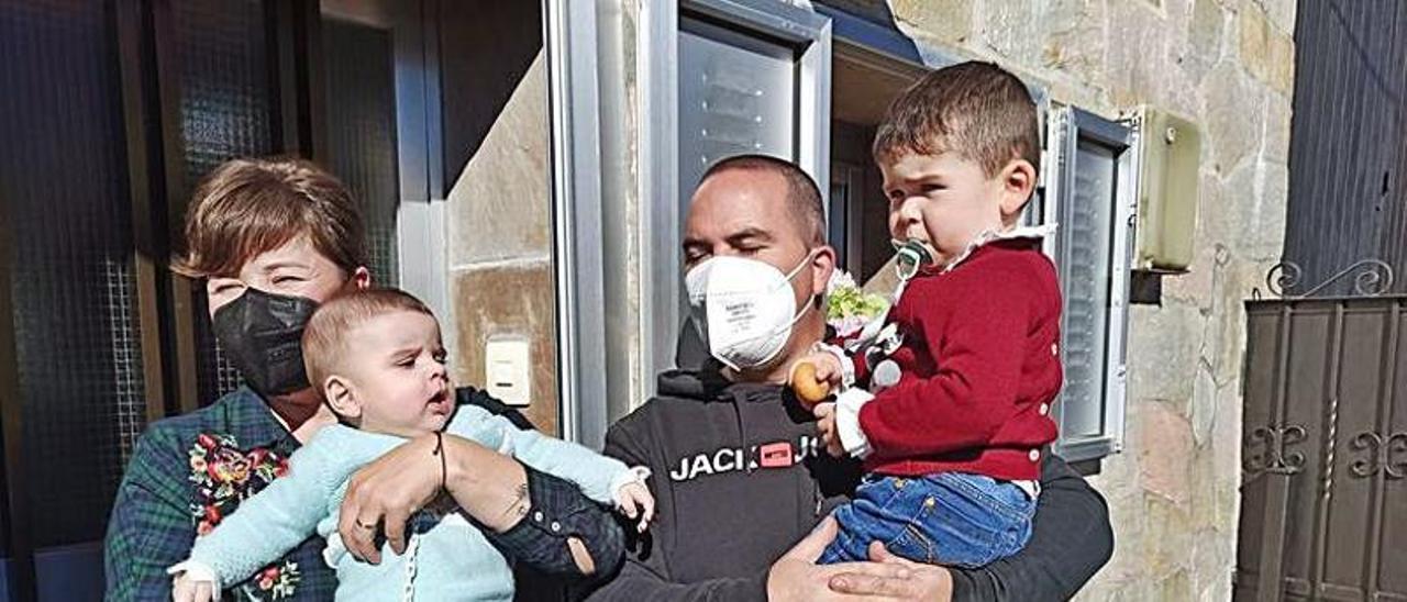 Nuria Martínez y Juan Carlos del Oso, con sus hijos, Pelayo y Lago, a la puerta de casa.