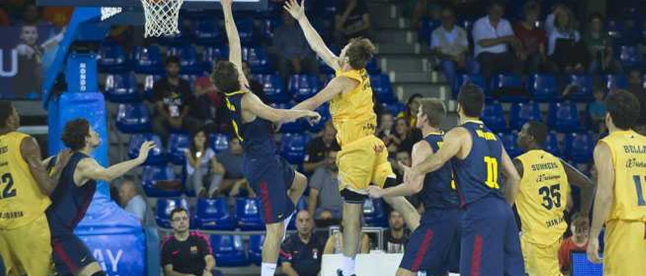 Brad Newley entra a canasta durante el partido de la primera vuelta.