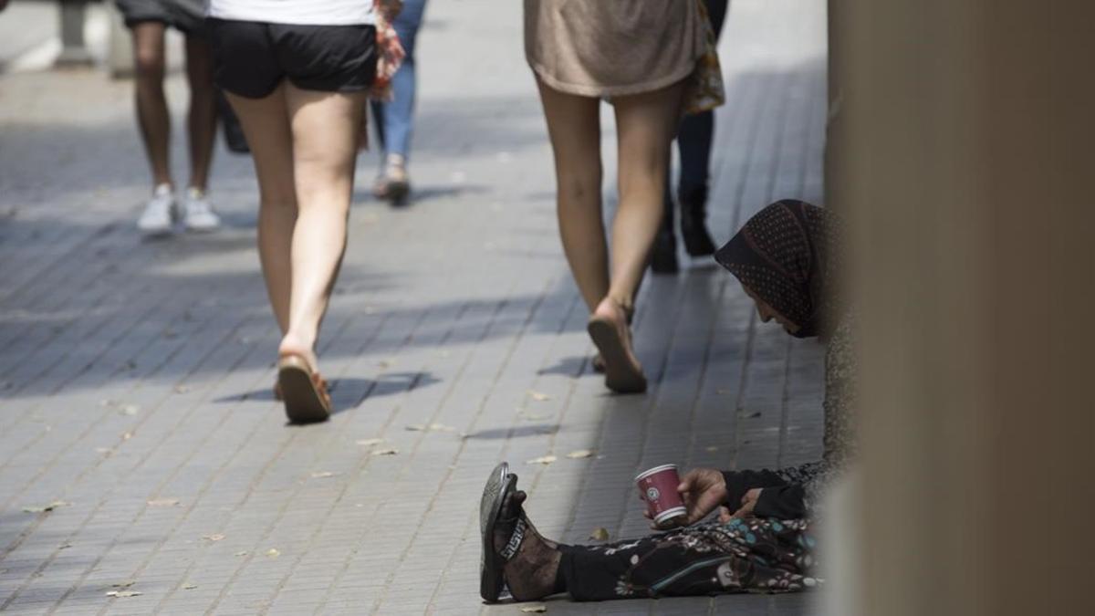 Una indigente en la calle Fontanella de Barcelona.