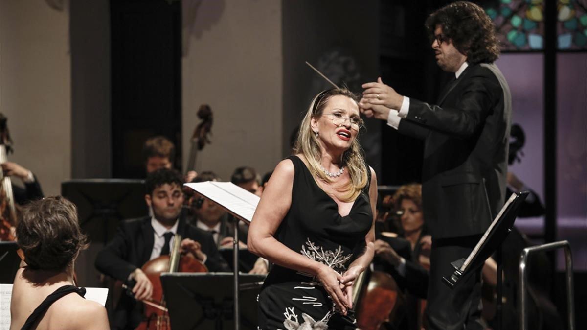 Ainhoa Arteta, durante su concierto con la Simfonica Camera Musicae, dirigida por Tomàs Grau, en el Palau de la Música. Ainhoa Arteta, durante su concierto con la Simfonica Camera Musicae, dirigida por Tomàs Grau, en el Palau de la Música.