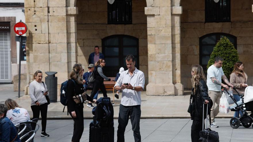 Turistas con maletas en la plaza de España. | M. V.