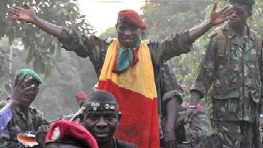El Gobierno de Guinea se rinde y los golpistas asumen el poder
