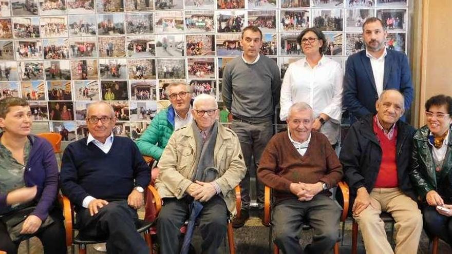 De pie, Enrique Cabaleiro y los alcaldes Eva García de la Torre y Marcos Besada. Sentados -de derecha a izquierda- Belén Sío, Manuel Vázquez de la Cruz, Raúl Francés. // D.B.M.