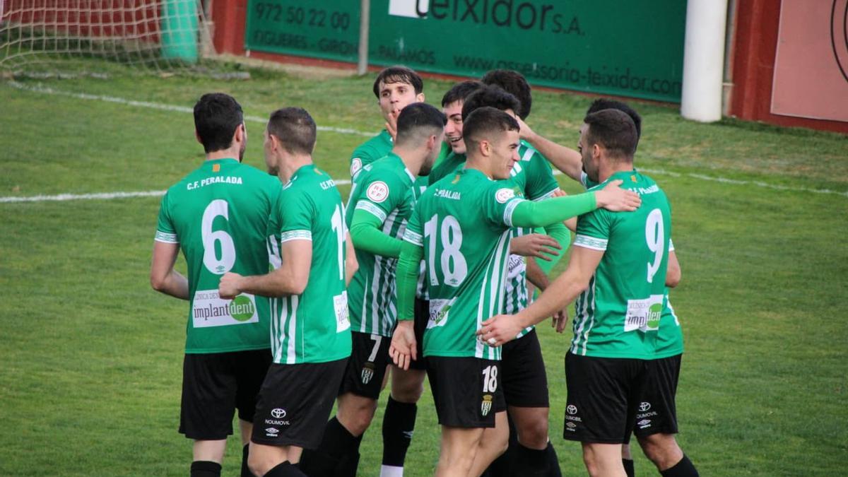 Els jugadors del Peralada celebren pelgats al Municipal xampanyer.