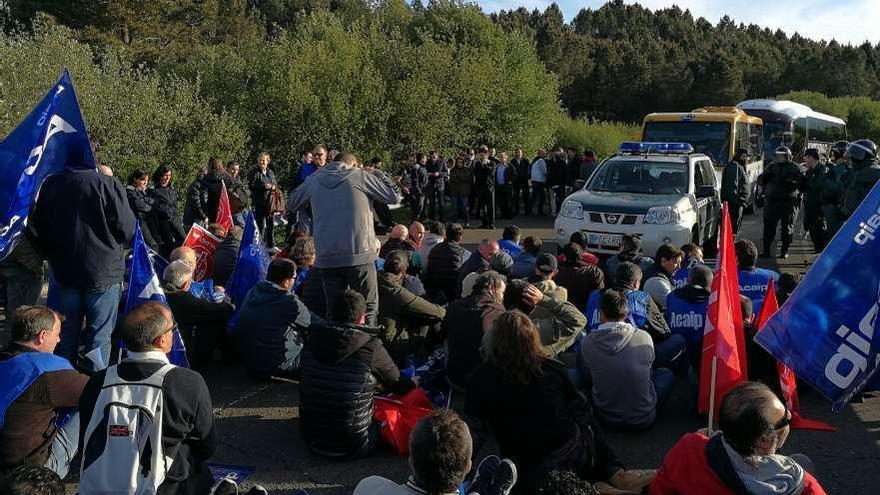 Funcionarios de prisiones en una protesta reciente en el trayecto a la prisión. // Gustavo Santos