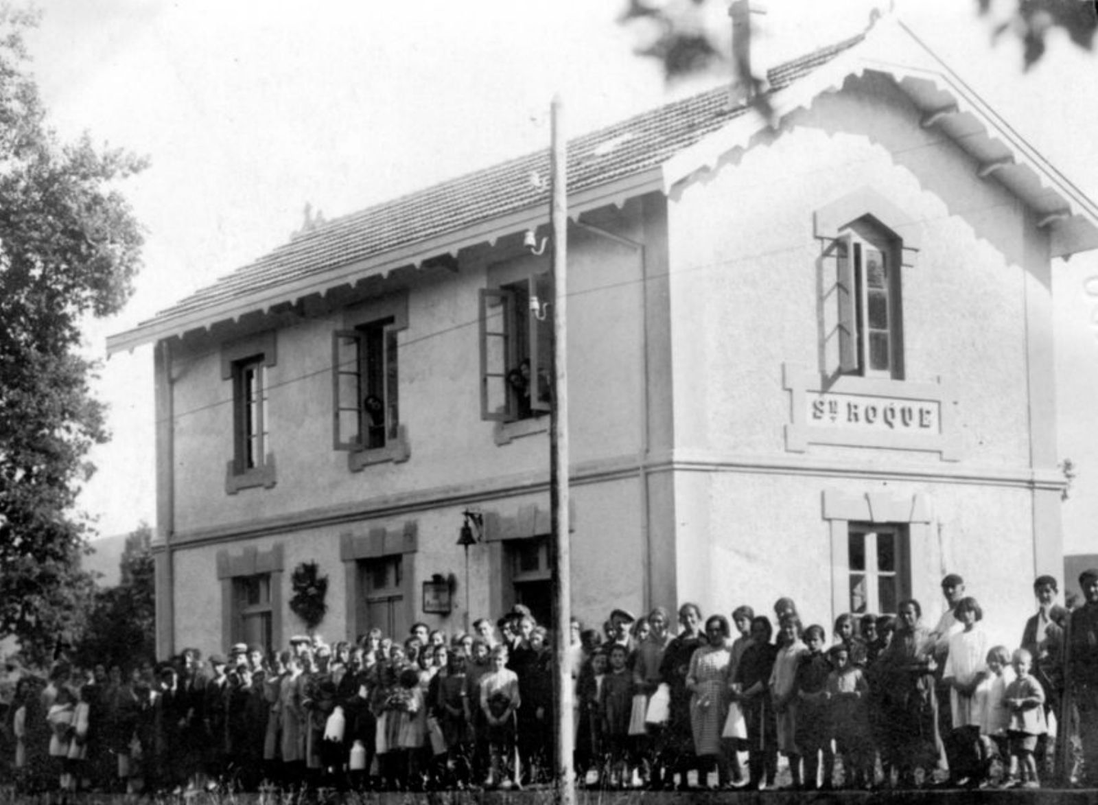 Imagen tomada el 1 de julio de 1922, día de la inauguración, delante del edificio. |  ASOCIACIÓN «EL PERRU  DE SAN ROQUE» / JOSÉ MANUEL SAMPEDRO