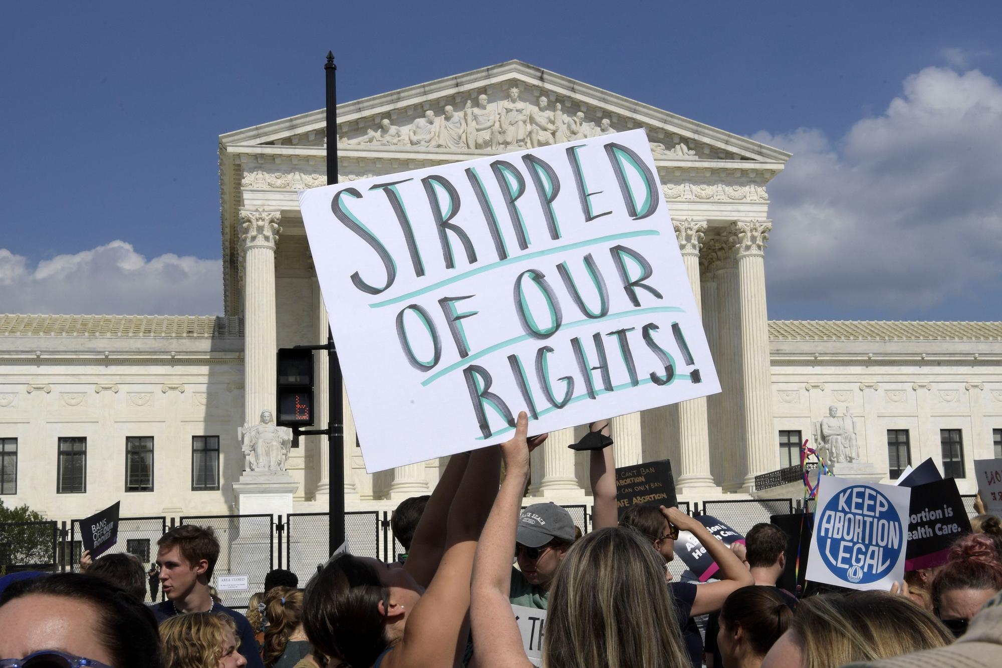 Una mujer sostiene una pancarta que dice &quot;Despojadas de nuestros derechos&quot; el pasado viernes, durante una manifestación contra el fallo que prohíben el aborto, frente al Tribunal Supremo en Washington (EEUU).