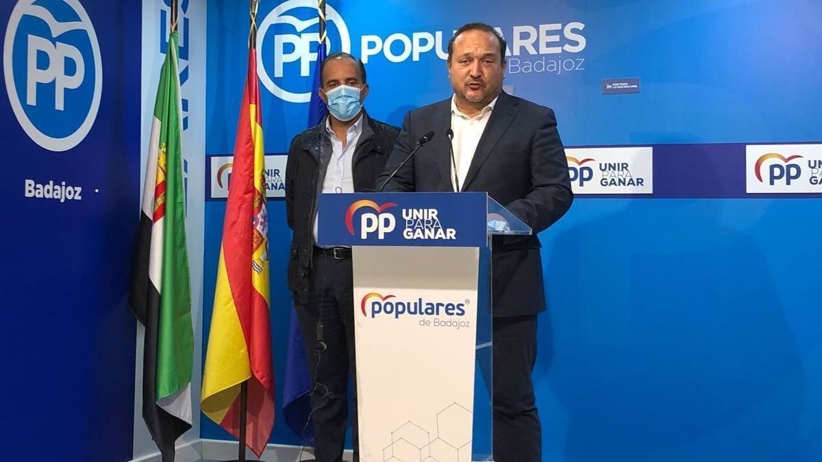 Jesús Coslado y Eladio Buzo, ayer en rueda de prensa.