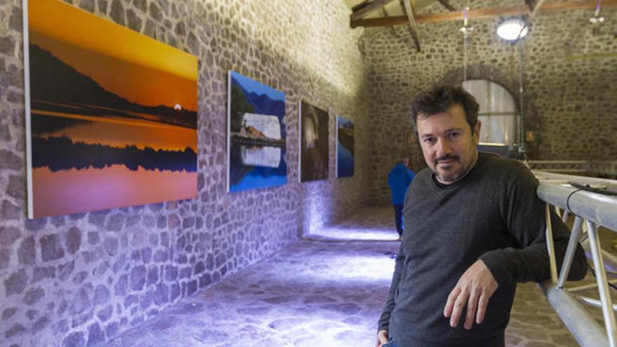 Joan Costa, en la nave de la salinera, durante el montaje de la muestra.