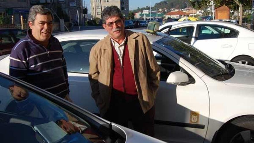 El presidente de la asociación de Radio Taxi de Redondela, Agapito Louzao (a la derecha), ayer, junto a su compañero José Luis Grobas en la parada de Chapela.