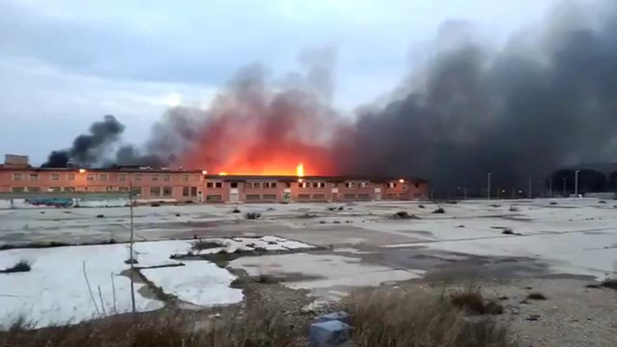 Incendio en la fábrica de galletas de Valdefierro