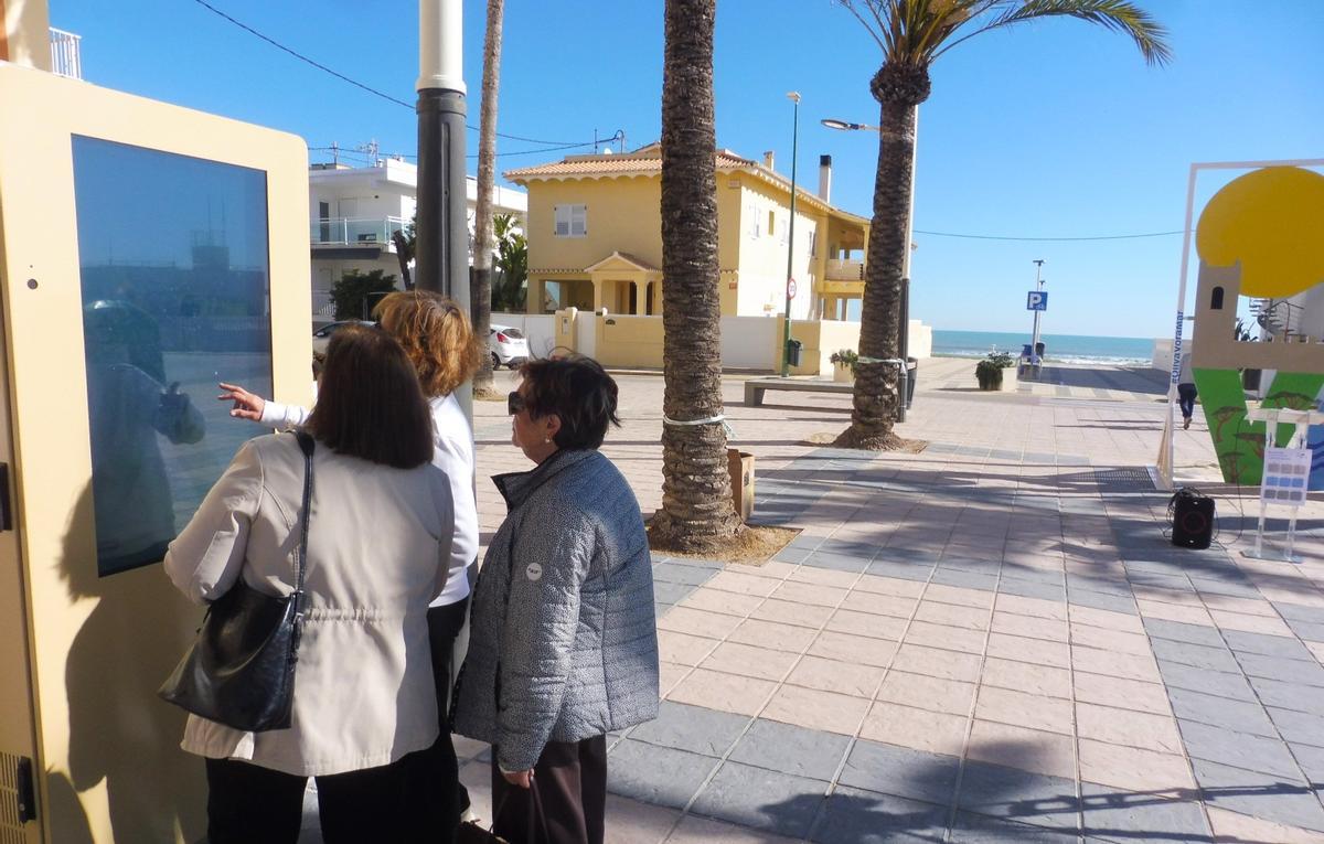Uno de los mupis en la plaza de Europa, en la playa de Oliva.