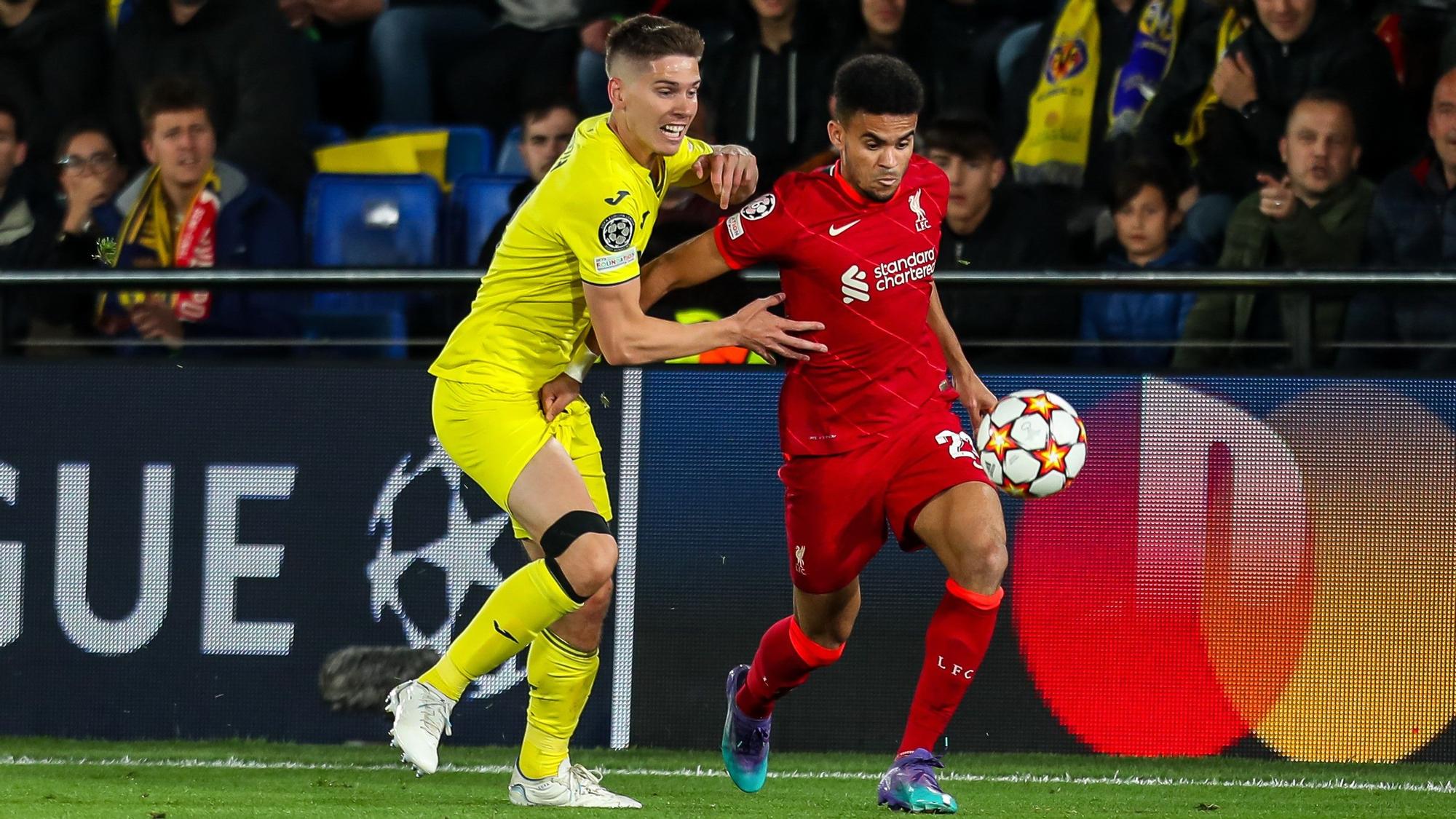 Luis Díaz forcejea con Juan Foyth, el lateral derecho del Villarreal, en el Estadio de La Cerámica.