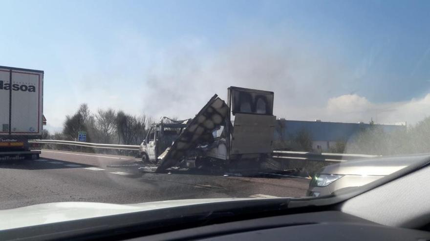 El vehículo accidentado, parcialmente calcinado, en la A-3.