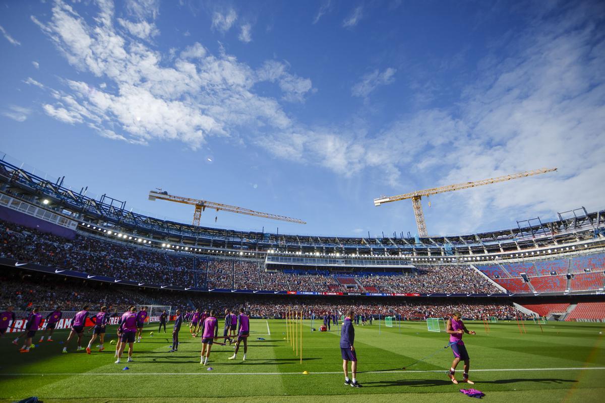 Així és el renovat Spotify Camp Nou, durant el primer entrenament de l'equip blaugrana Així és el renovat Spotify Camp Nou, durant el primer entrenament de l'equip blaugrana