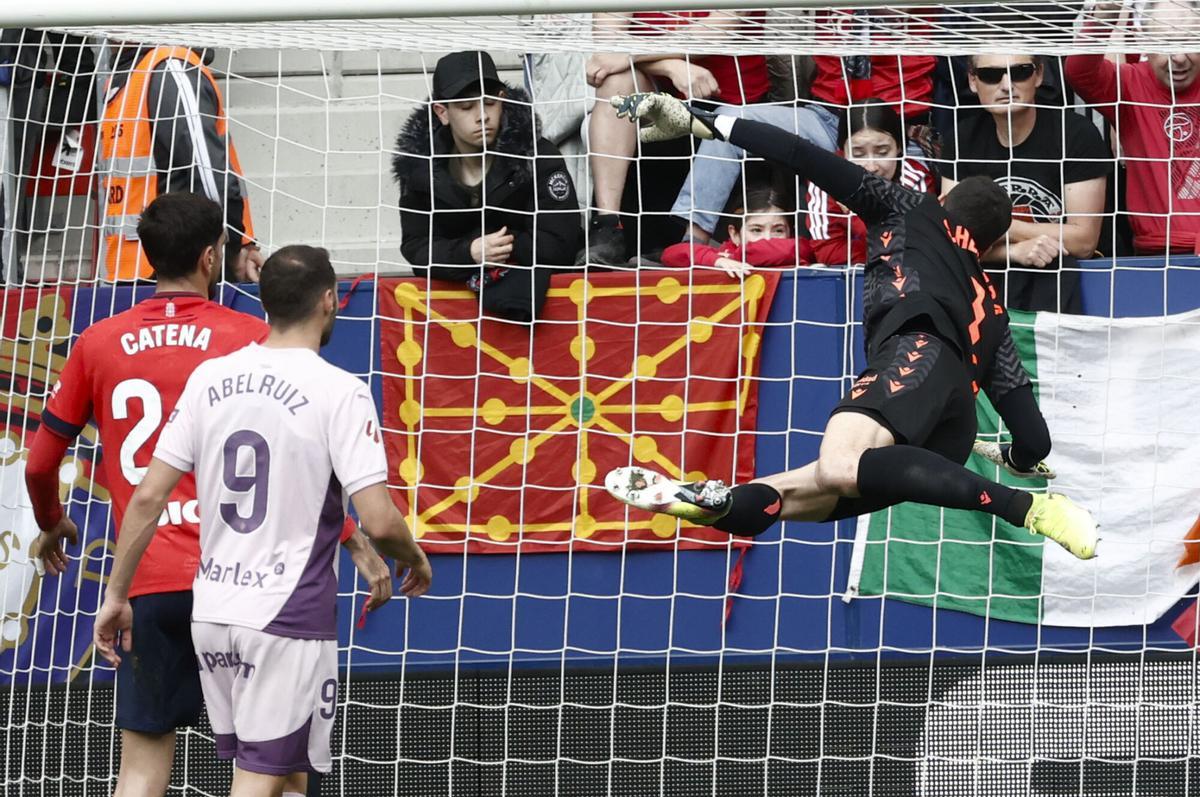 Sergio Herrera, el portero de Osasuna, desvía un remate del Girona.