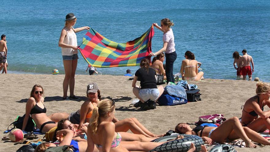 Muchos turistas en la playa de La Malagueta, este pasado sábado.