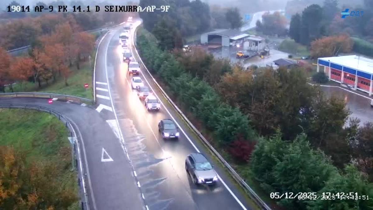 Vista de lsa retenciones provocadas por el accidente en la AP-9.