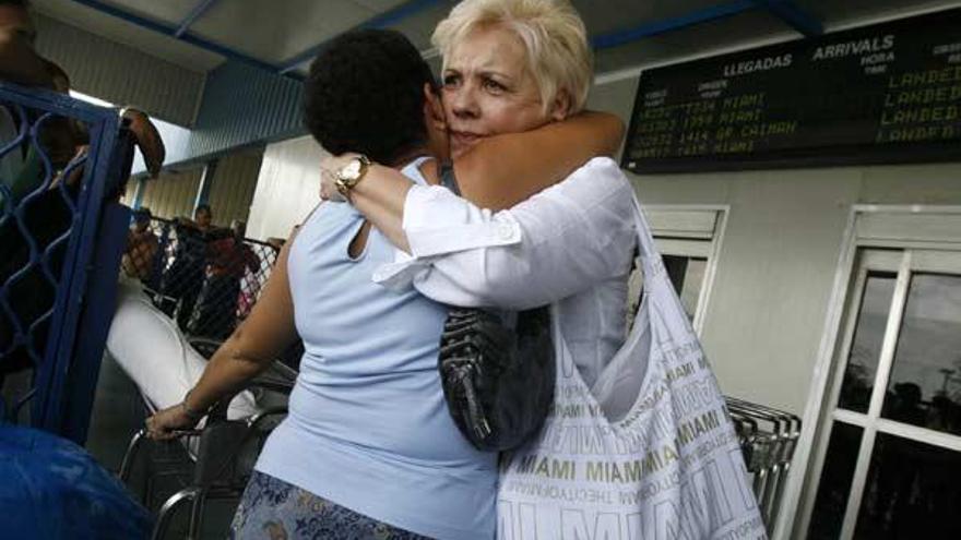 Una visitante cubana llegaba ayer al aeropuerto de La Habana