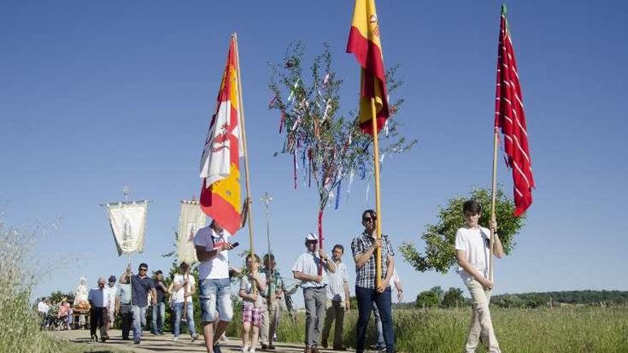 Una imagen de la comitiva procesional camino del santuario.