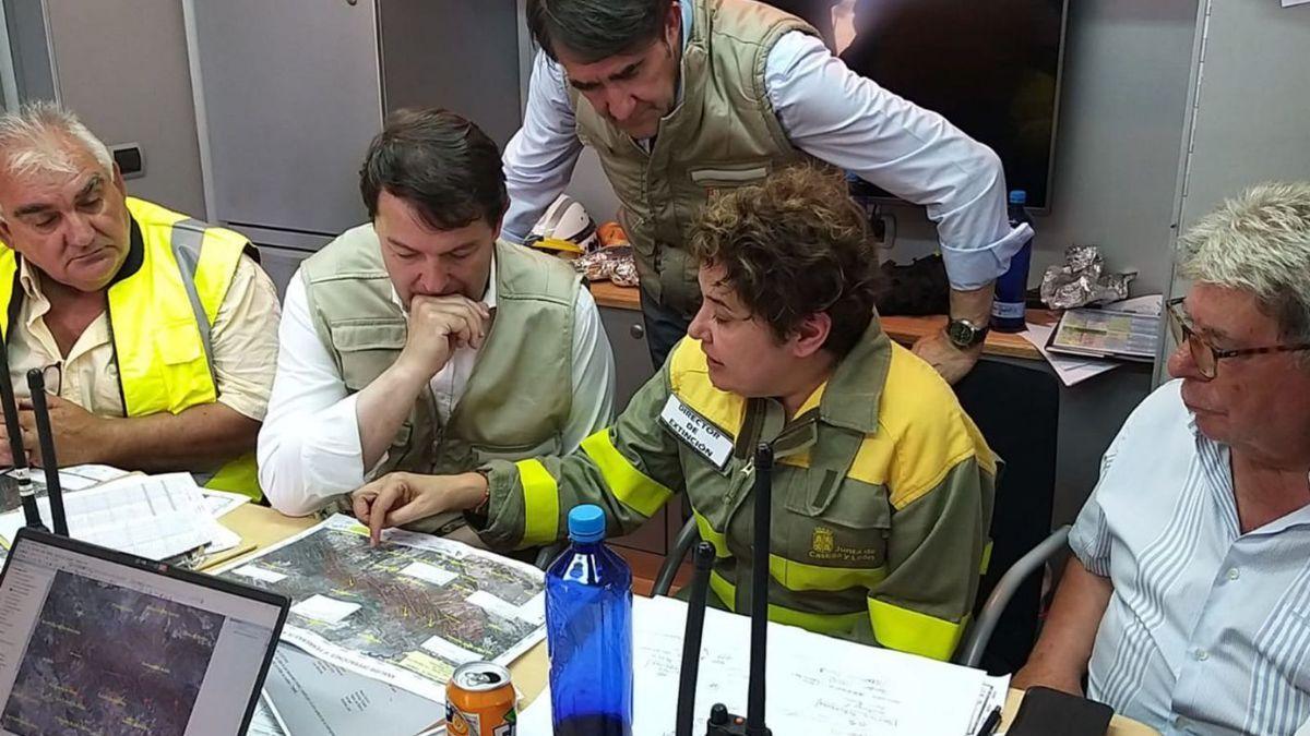 Mañueco, en el centro de operaciones del incendio de la Sierra de la Culebra.