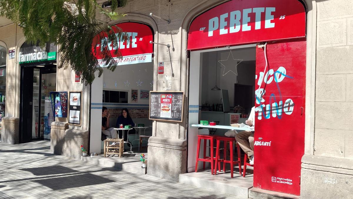 La fachada del Pebete, mucha luz y buena onda.