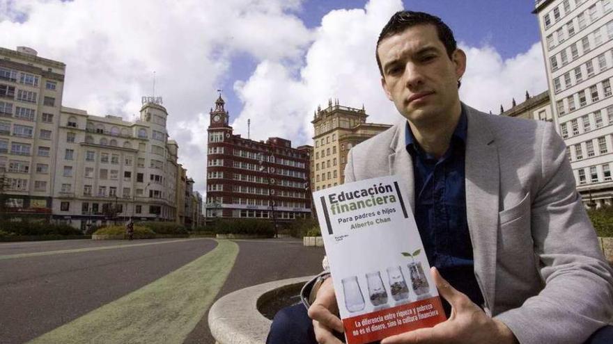 Alberto Chan posa en Ferrol con su libro, presentado el sábado en la ciudad.