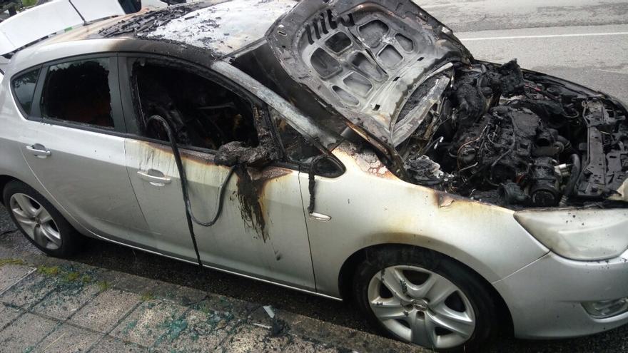La policía investiga el incendio de dos coches en Teis