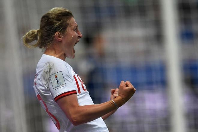 Ellen White (d) de Inglaterra celebra tras anotar un gol durante un partido de la Copa Mundial Femenina de la FIFA 2019 entre Japón e Inglaterra este miércoles, en Niza (Francia).
