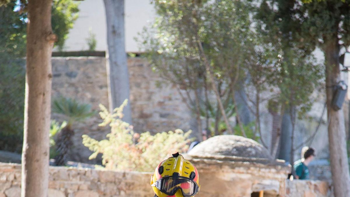 Los bomberos  inspeccionan dos pozos en la Alcazaba y Gibralfaro. Foto: Alejandro Santana Almendro