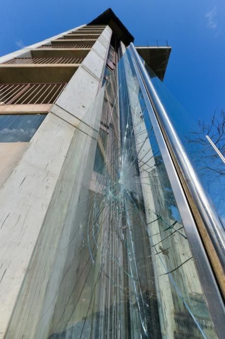 Rotura de cristales en el ascensor del parque de Las Rehoyas