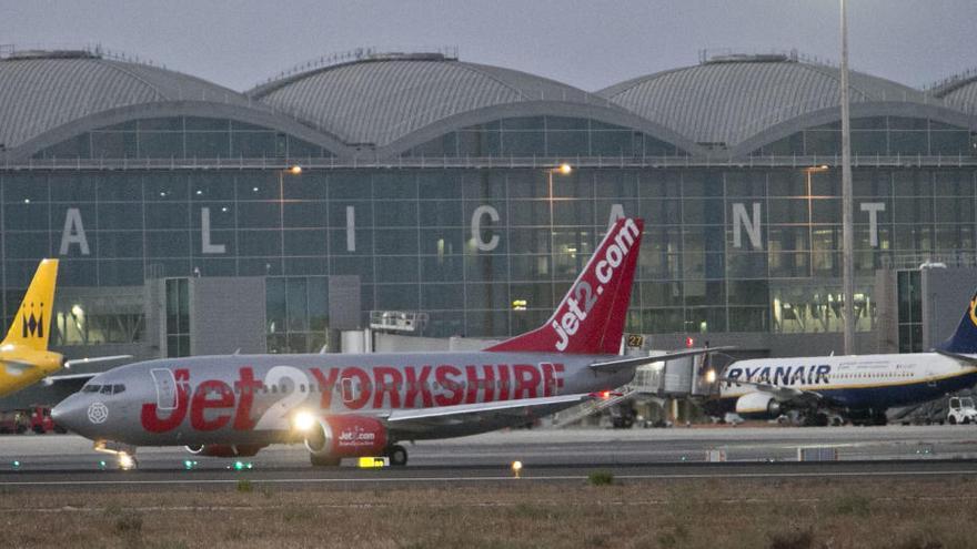 Un avión de Jet2.com en la plataforma del aeropuerto