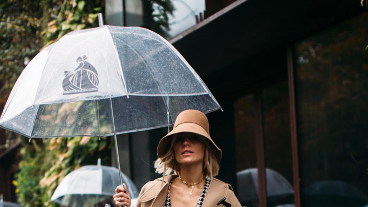 Prepara el chubasquero y las botas de agua! 4 claves para vestir (bien) los  días de lluvia durante el entretiempo - Woman