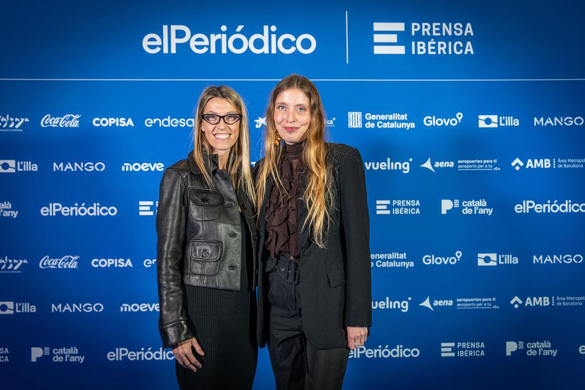Barcelona, 24/11/2025 Sociedad. Entrega Premio Català i Catalana de lany. Photocall. PERSONAS:  Carla Crespo consejera y cofundadora de Juno House y Blanca Lasso Dircom de Limak. AUTOR: MANU MITRU