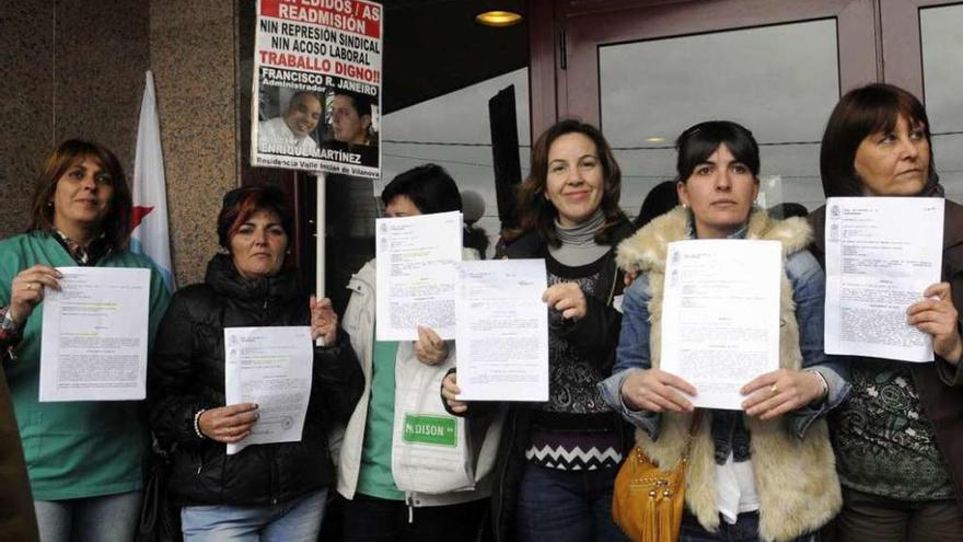 Extrabajadoras de la residencia protestan ante las puertas del centro de Vilanova. // Noé Parga