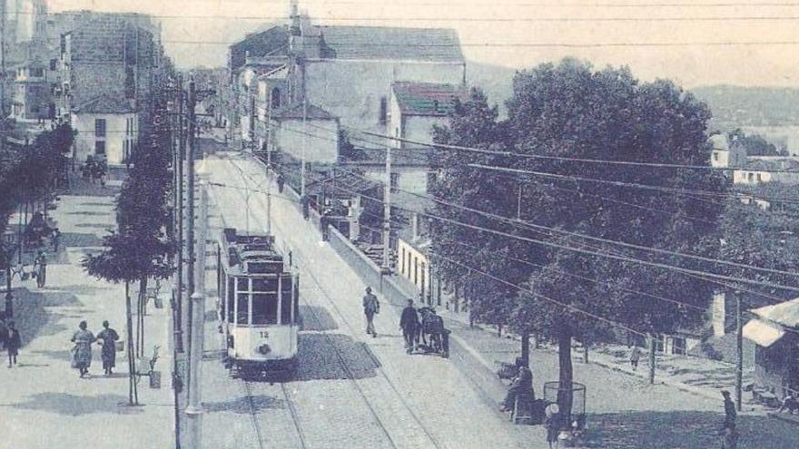 Un tranvía circulando por el Paseo de Alfonso.