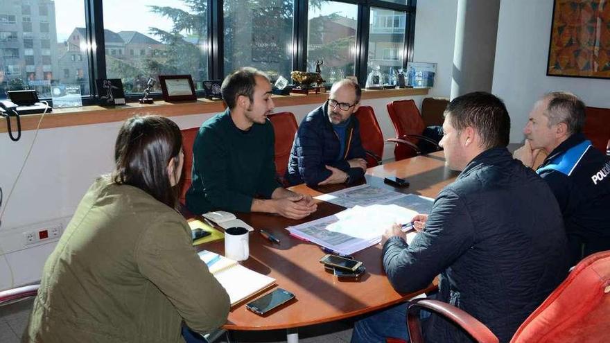 Reunión, ayer, entre representantes del bipartito, del equipo técnico del Camiño Real y de la Policía Local. // Gonzalo Núñez