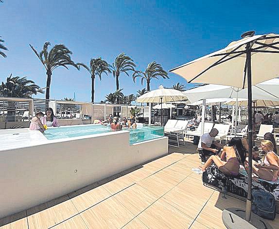 La Marina Beach cuenta con restaurante y zona de piscina y jacuzzi.
