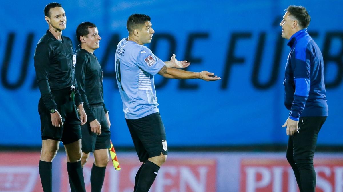 Wilmar Roldán conversa con Luis Suárez tras el partido