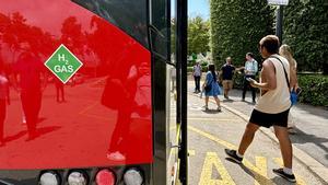 La parte trasera del nuevo bus de hidrógeno de TMB, este lunes