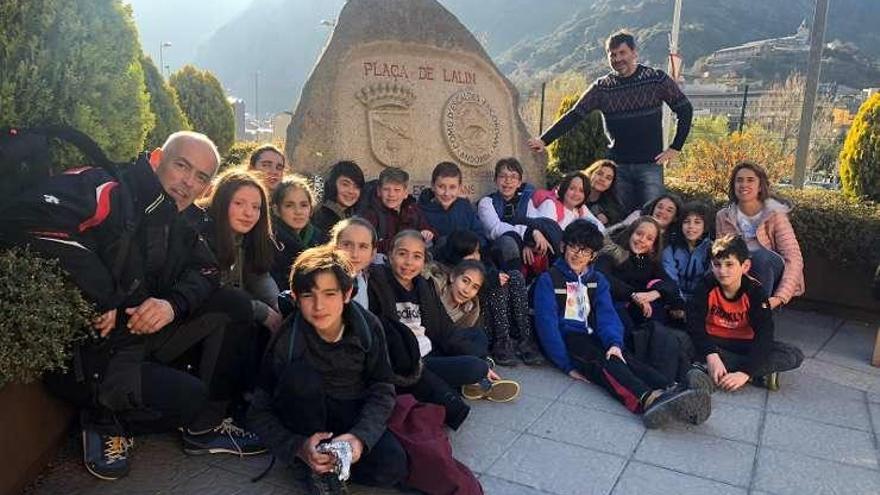 Los asistentes a la excursión de Andorra durante la visita de ayer a una de las zonas de esta ciudad para conocer todos los encantos, en donde aparece una mención al municipio de Lalín.