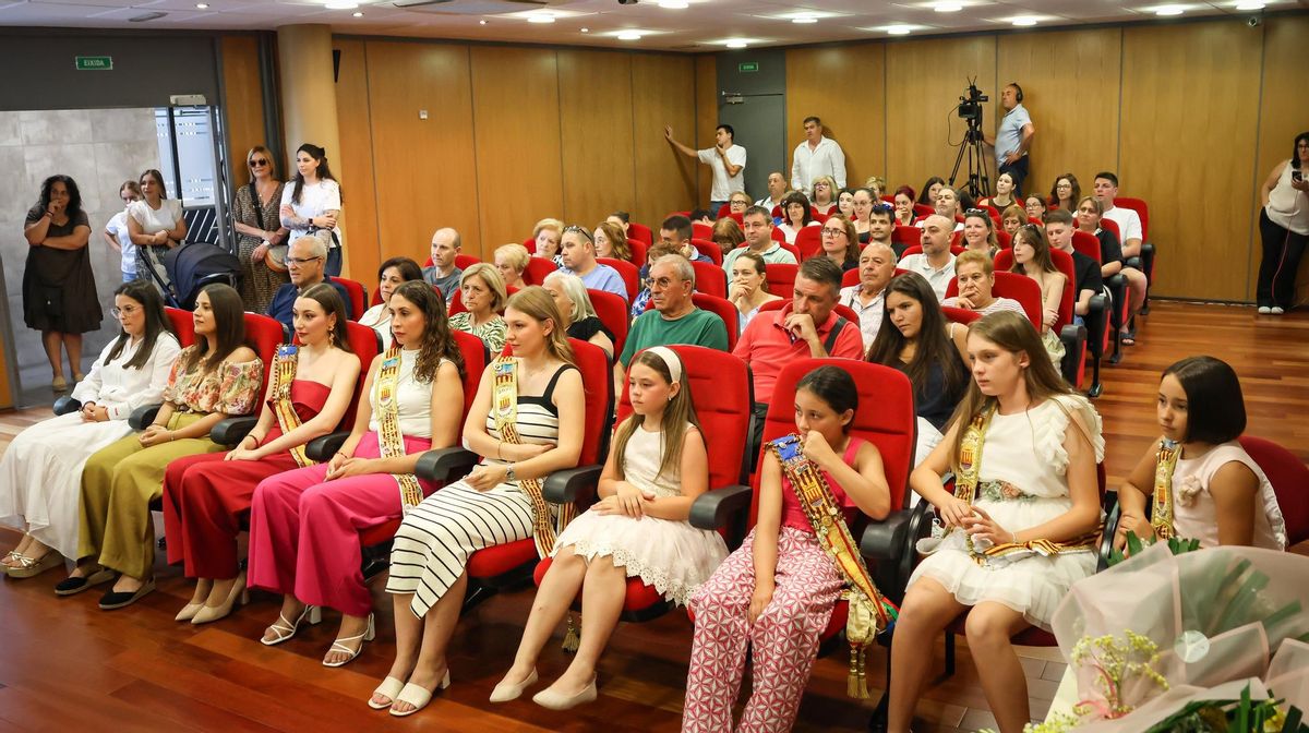 Emoción en el salón de plenos para conocer a la nueva reina de la Fira d'Onda.