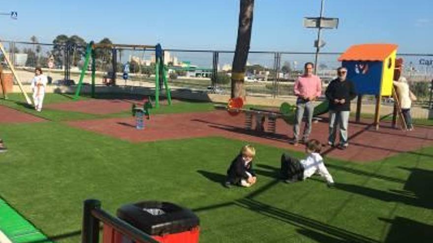 Deportes mejora el parque infantil que se ubica junto al Polideportivo