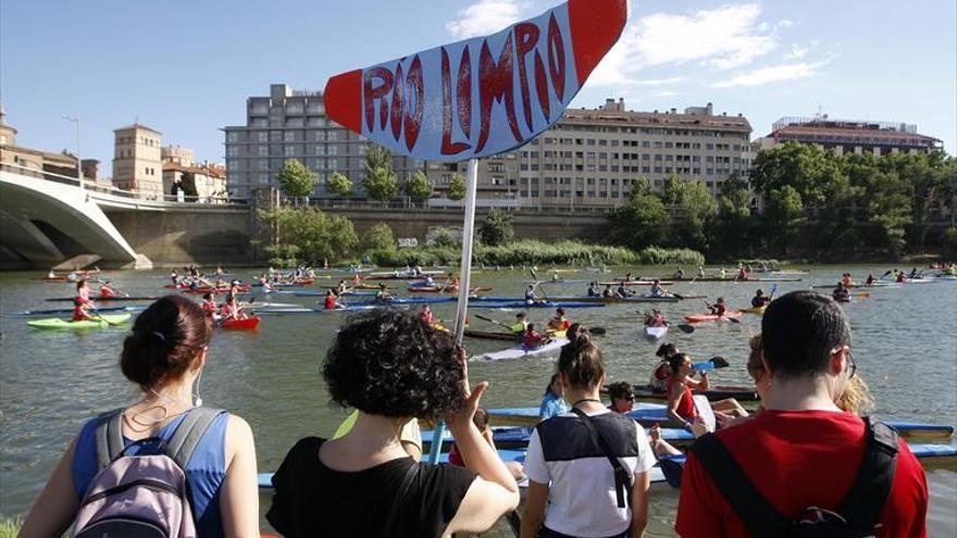 Pitada de piragüistas y remeros en el Ebro para exigir el arreglo del Azud