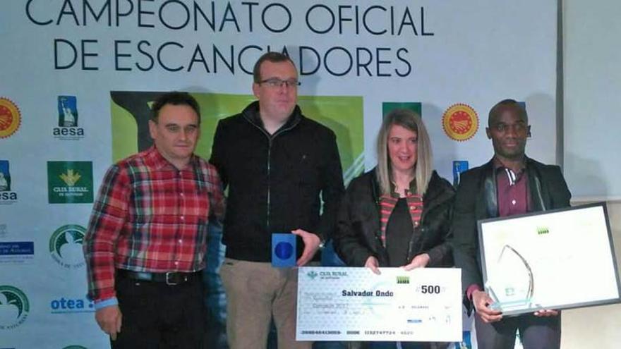 Salvador Ondó recoge el premio de mejor escanciador de Asturias
