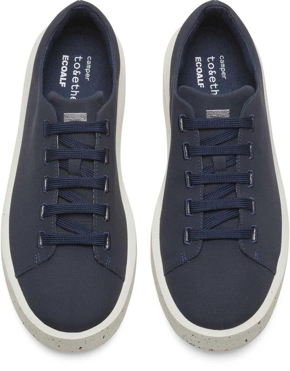 Zapatillas unisex azul marino de Camper y Ecoalf. (Precio: 115 euros)