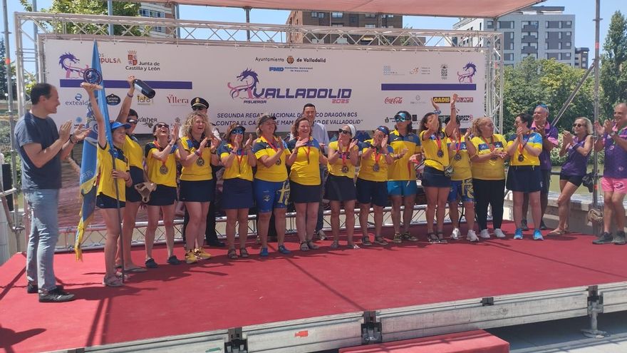 El Asturias Dragón Boat celebrando su segundo puesto en el campeonato.