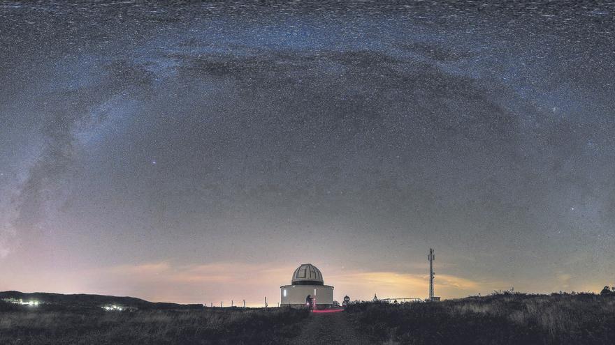 Panorámica de 200º de visión nocturna del Observatorio Astronómico de Forcarei en la que se aprecia la Vía Láctea.  | // ÓSCAR BLANCO