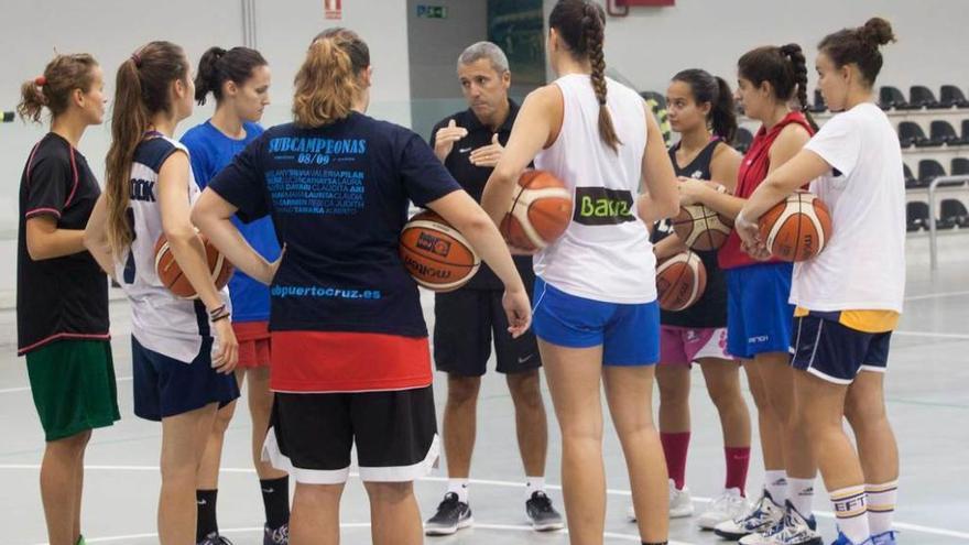 Enrique Urrutia se dirige a sus jugadoras en el entrenamiento de ayer en San Gregorio.