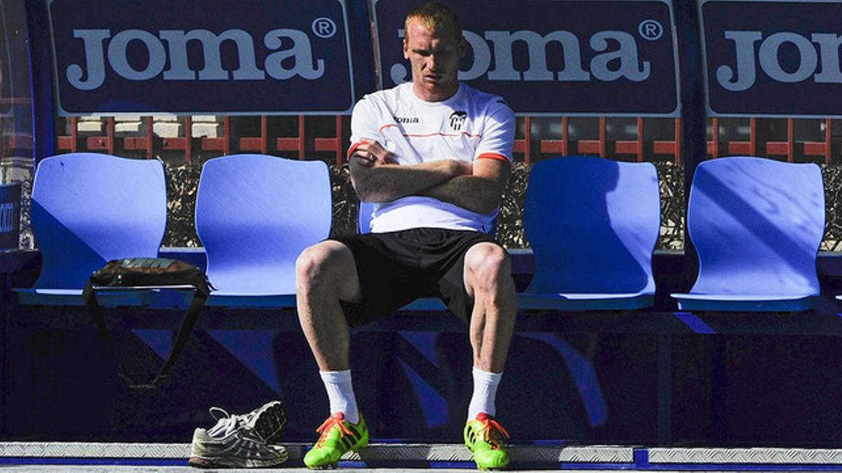 Mathieu, sentado en el banquillo durante un entrenamiento con el Valencia